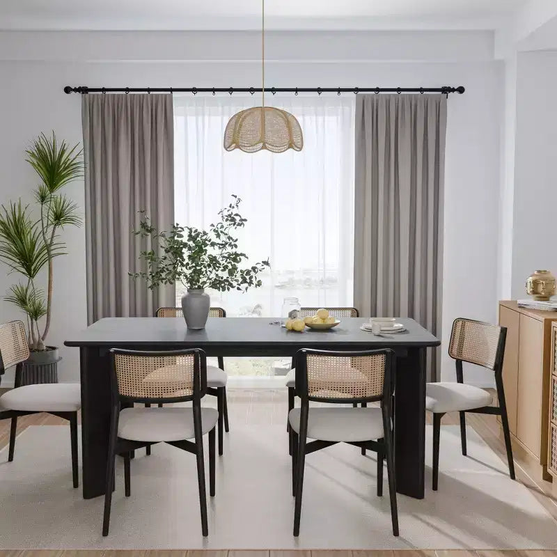 Table à manger carrée noire de 170 cm pour plusieurs personnes, idéale pour la salle à manger et le salon.