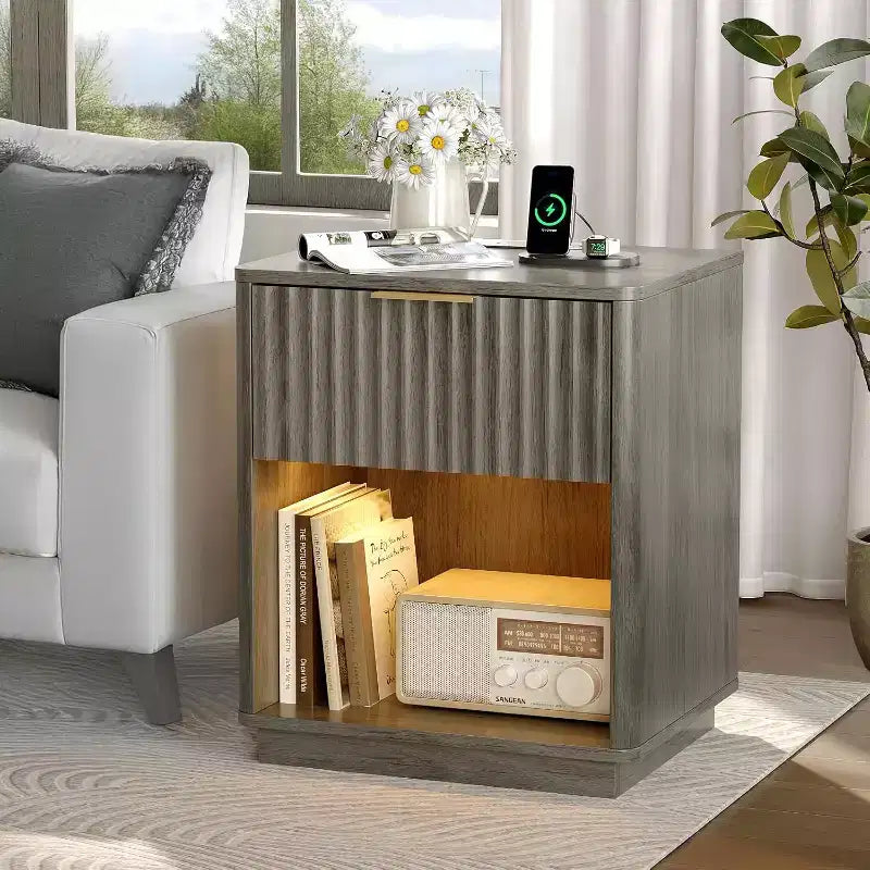 VINGLI Table de Chevet avec Station de Recharge et Lumière LED, Table de Chevet Cannelée de 19 po à Bords Arrondis