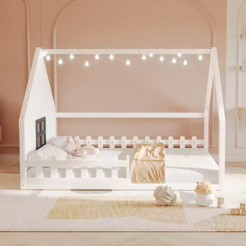Lit de sol pleine grandeur pour enfants, lit Montessori en bois avec clôture et lumière LED, lit cabane pleine grandeur avec fenêtre et toit pour filles et garçons