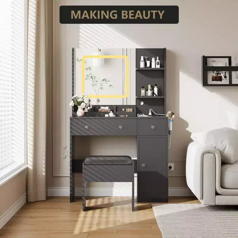 Coiffeuse avec miroir, comprenant une station de recharge, 3 tiroirs, 3 étagères ouvertes et une armoire. Idéale pour les chambres et les studios de maquillage.