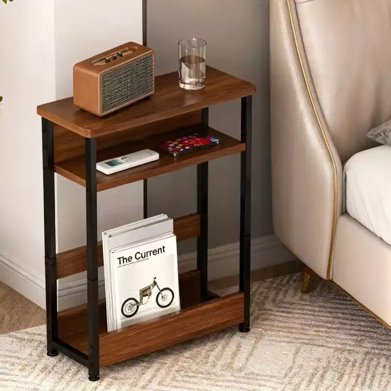 Table d'appoint étroite COZONY avec étagère de rangement à 3 niveaux et porte-revues, table de chevet mince pour petits espaces, table de nuit étroite et moderne pour salon