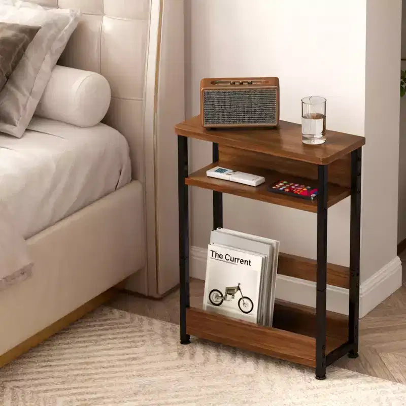 Table d'appoint étroite COZONY avec étagère de rangement à 3 niveaux et porte-revues, table de chevet mince pour petits espaces, table de nuit étroite et moderne pour salon