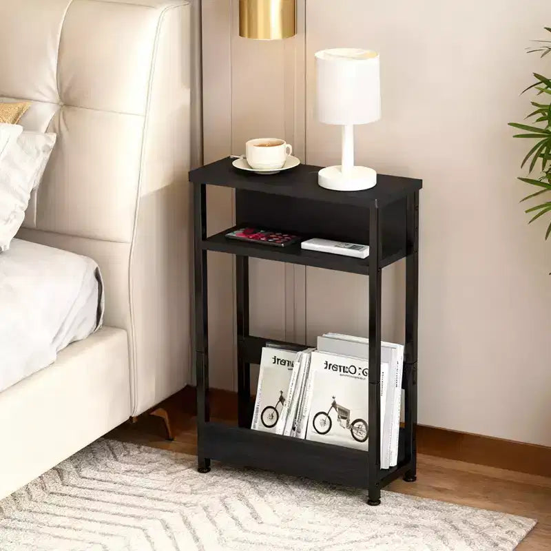 Table d'appoint étroite COZONY avec étagère de rangement à 3 niveaux et porte-revues, table de chevet mince pour petits espaces, table de nuit étroite et moderne pour salon