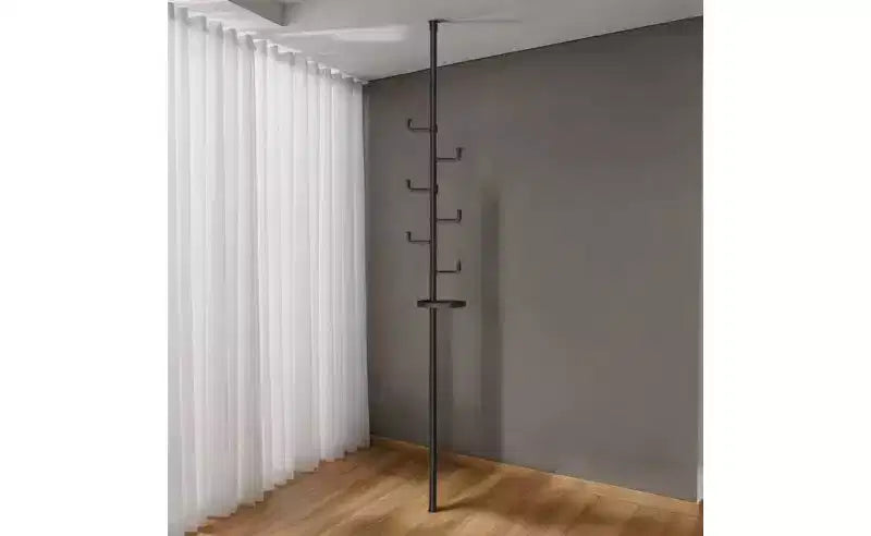 Porte-manteau Okak du sol au plafond avec poteau à tension réglable, Arbre d'entrée avec plateau et crochets, Portemanteau pour Salon, Entrée, Balcon, Noir