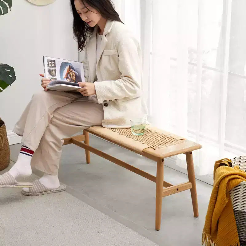 Banc tressé en chêne naturel EHMKNP : assise polyvalente pour la salle à manger, la chambre et au-delà