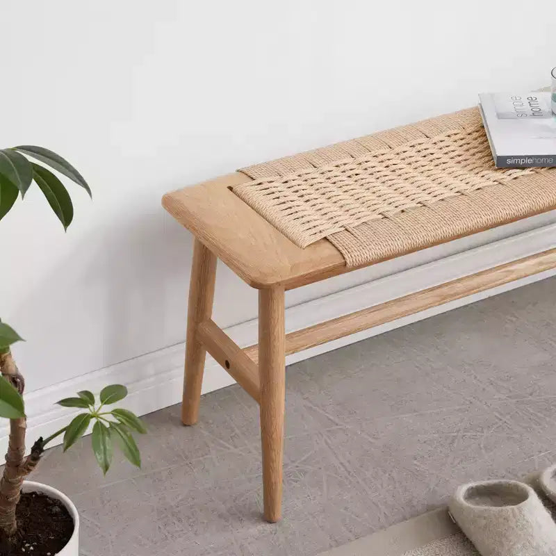 Banc tressé en chêne naturel EHMKNP : assise polyvalente pour la salle à manger, la chambre et au-delà
