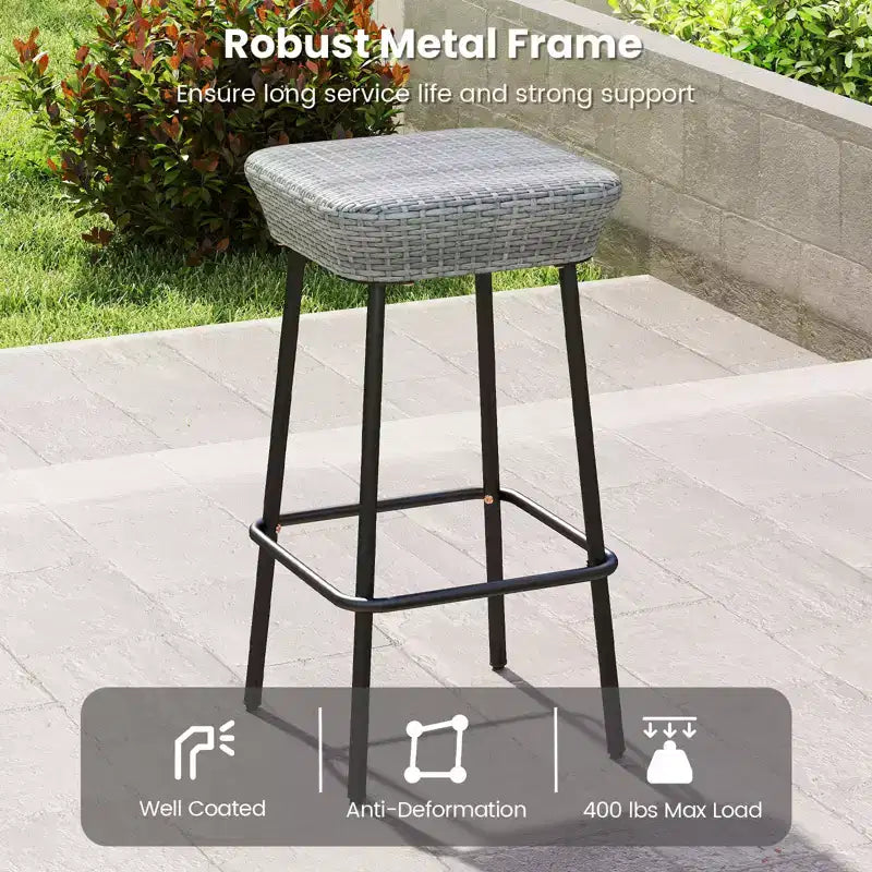 Tabourets de bar en métal Costway de 75 cm, lot de 2, avec assise en rotin et repose-pieds pour jardin.