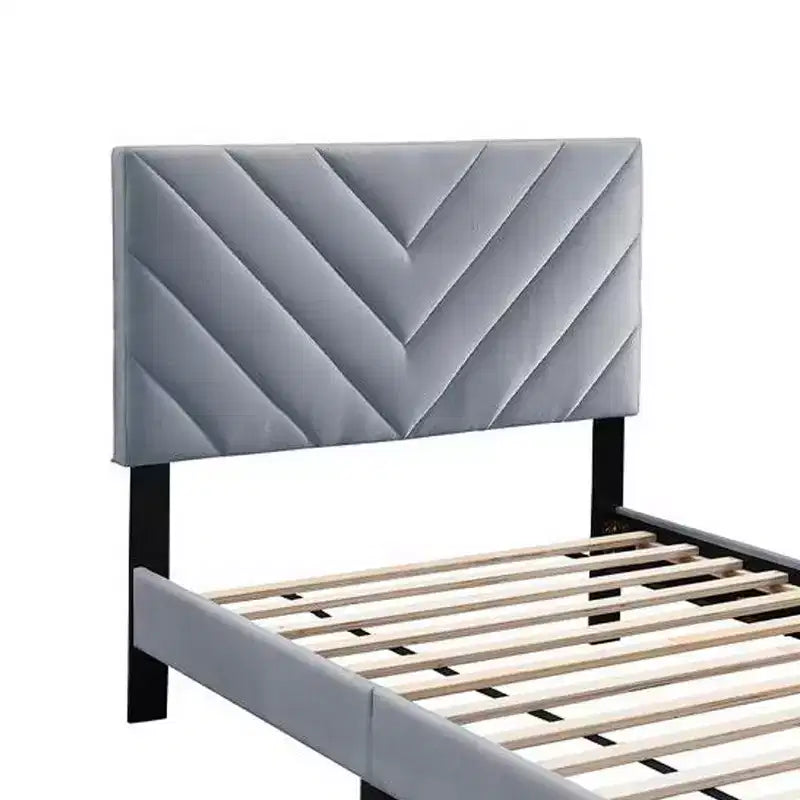 Lit double Royal Hampton, revêtement en velours gris capitonné, surpiqûres chevrons