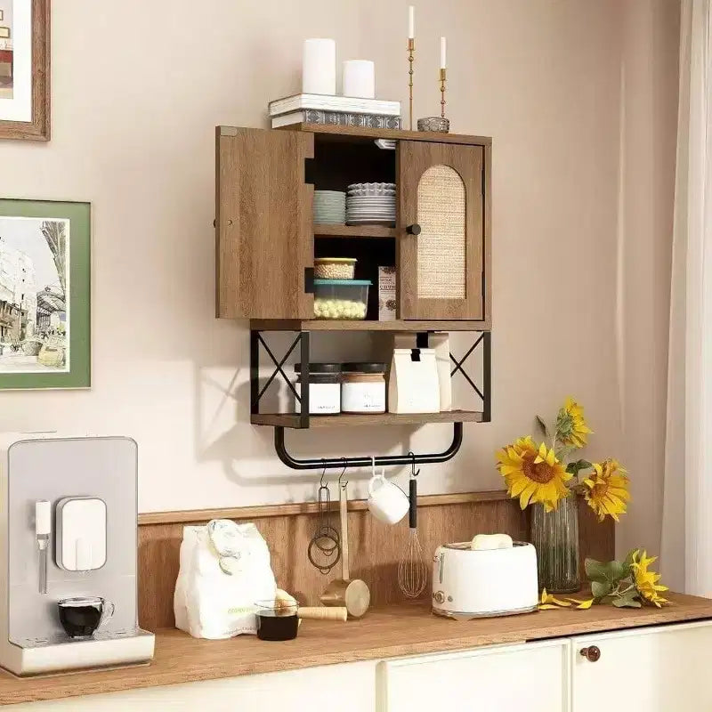 Armoire murale de salle de bain en rotin bohème au-dessus des toilettes avec portes arquées en rotin, armoire moderne avec étagères réglables