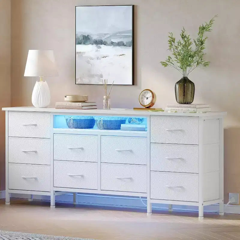 Meuble TV pour téléviseurs de 65, 70, 75 pouces, commode longue à 10 tiroirs avec prises de courant et lumières LED, meuble de divertissement de 63 pouces avec tiroirs de rangement