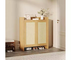 Meuble à chaussures en rotin avec portes en rotin ventilées et finition chaleureuse en grain de bois, étagères réglables pour un rangement flexible