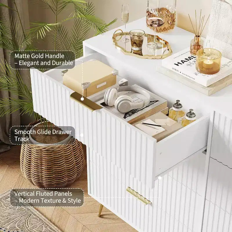 Commode moderne en bois à 8 tiroirs cannelés de 55" avec poignées métalliques - Organisateur de rangement polyvalent et meuble TV pour chambre et salon.