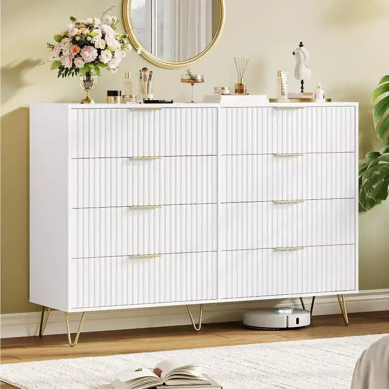 Commode moderne en bois à 8 tiroirs cannelés de 55" avec poignées métalliques - Organisateur de rangement polyvalent et meuble TV pour chambre et salon.