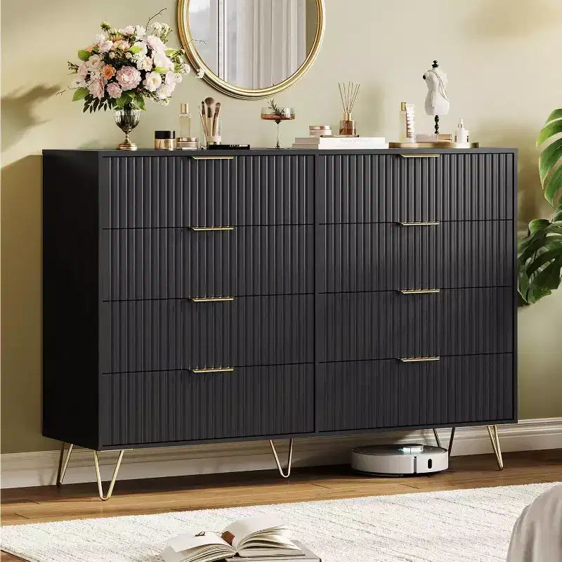 Commode moderne en bois à 8 tiroirs cannelés de 55" avec poignées métalliques - Organisateur de rangement polyvalent et meuble TV pour chambre et salon.