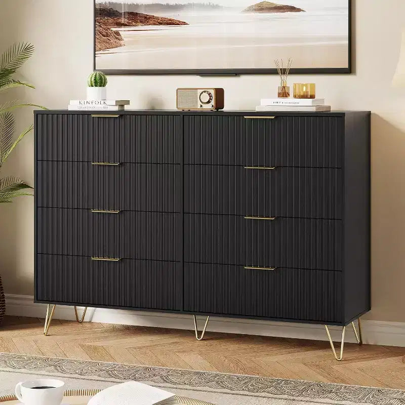 Commode moderne en bois à 8 tiroirs cannelés de 55" avec poignées métalliques - Organisateur de rangement polyvalent et meuble TV pour chambre et salon.