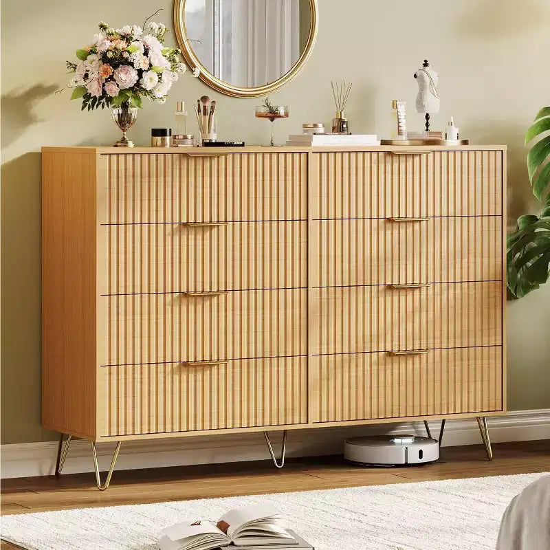 Commode moderne en bois à 8 tiroirs cannelés de 55" avec poignées métalliques - Organisateur de rangement polyvalent et meuble TV pour chambre et salon.