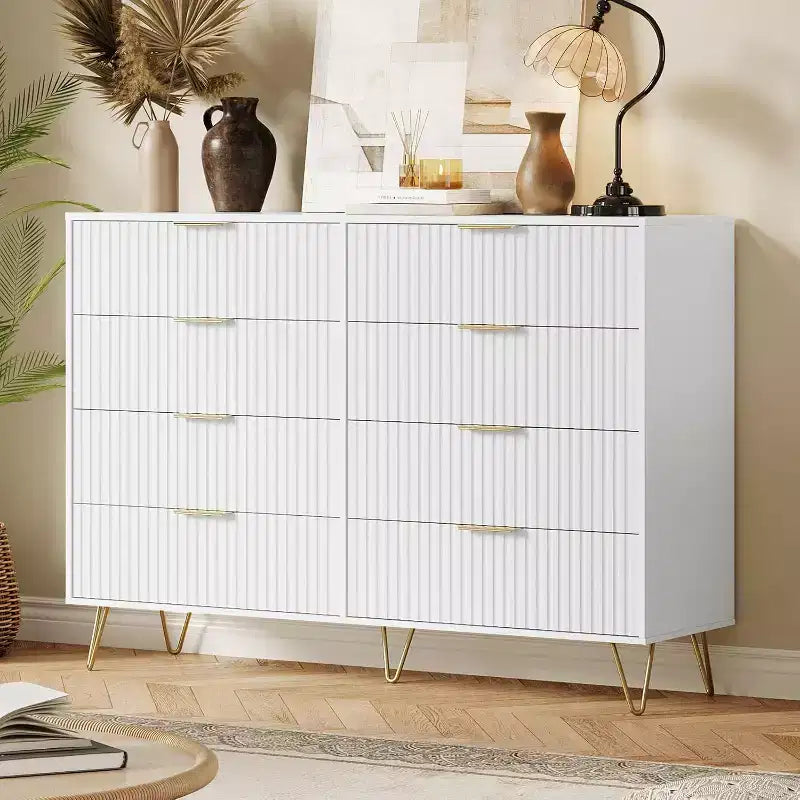 Commode moderne en bois à 8 tiroirs cannelés de 55" avec poignées métalliques - Organisateur de rangement polyvalent et meuble TV pour chambre et salon.