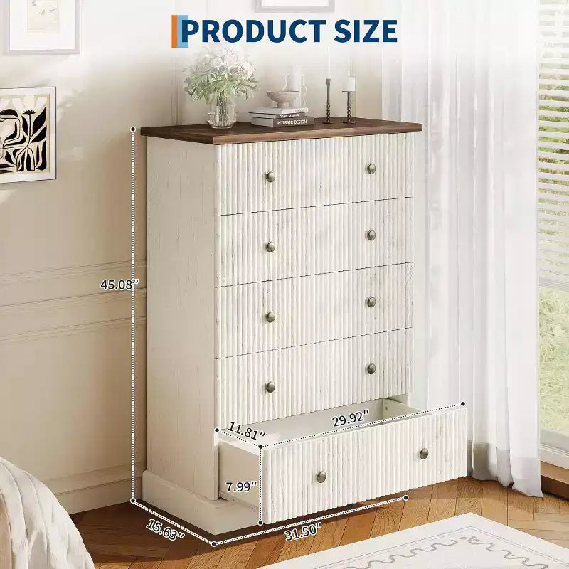 Commode haute 5 tiroirs cannelée avec poignées métalliques, rangement en bois peu encombrant pour appartement et chambre d'amis