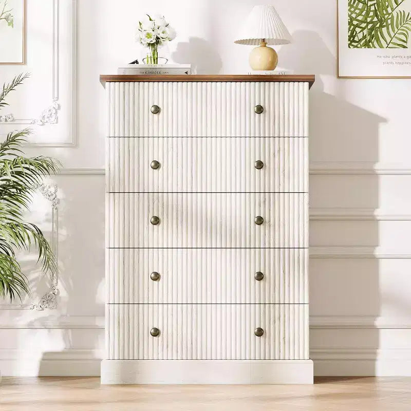 Commode haute 5 tiroirs cannelée avec poignées métalliques, rangement en bois peu encombrant pour appartement et chambre d'amis
