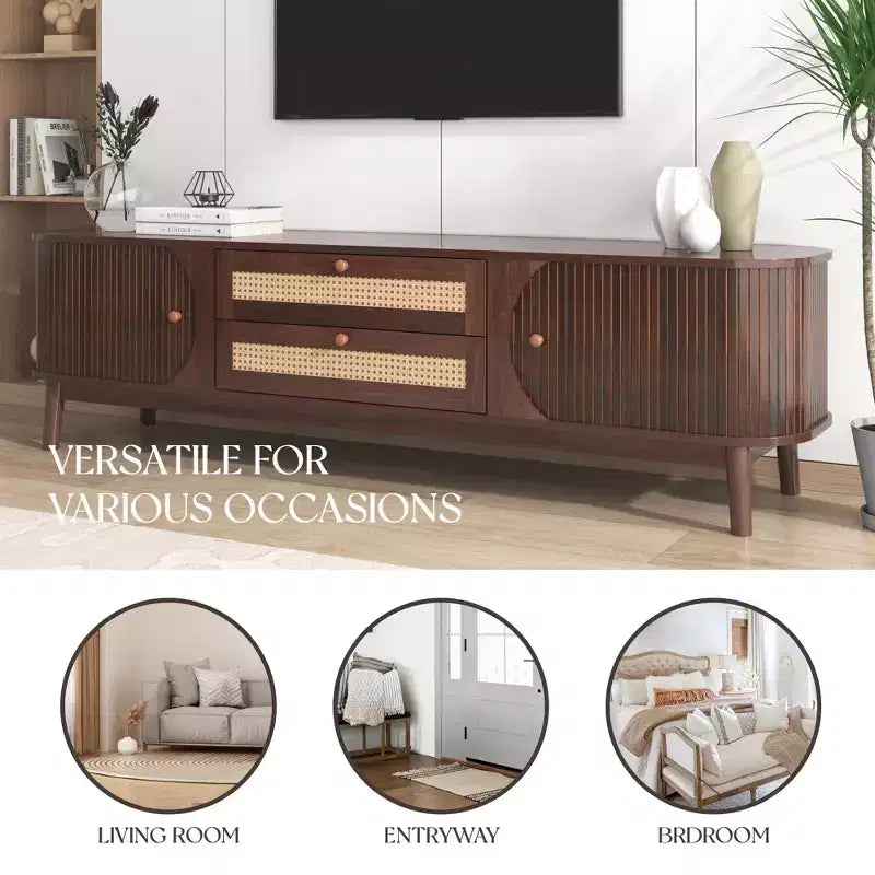Meuble TV en rotin marron de 170 cm avec pieds en bois massif pour téléviseurs jusqu'à 75 pouces, idéal pour le salon.