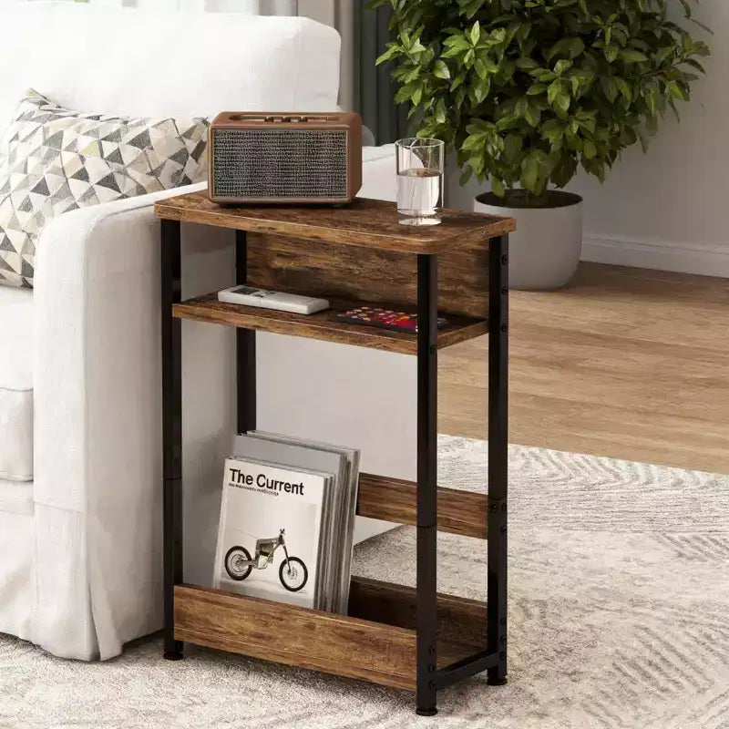 Table d'appoint industrielle étroite à 3 niveaux – Table de bout peu encombrante avec étagères de rangement et porte-revues pour salon ou chambre à coucher