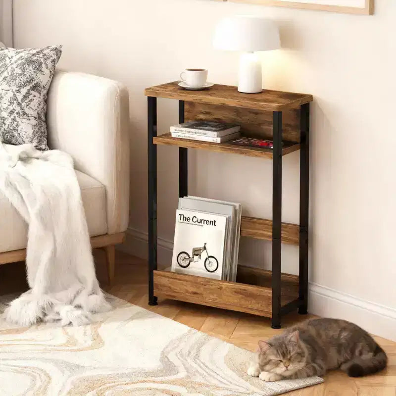 Table d'appoint industrielle étroite à 3 niveaux – Table de bout peu encombrante avec étagères de rangement et porte-revues pour salon ou chambre à coucher