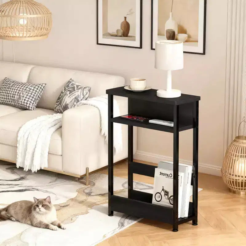 Table d'appoint industrielle étroite à 3 niveaux – Table de bout peu encombrante avec étagères de rangement et porte-revues pour salon ou chambre à coucher