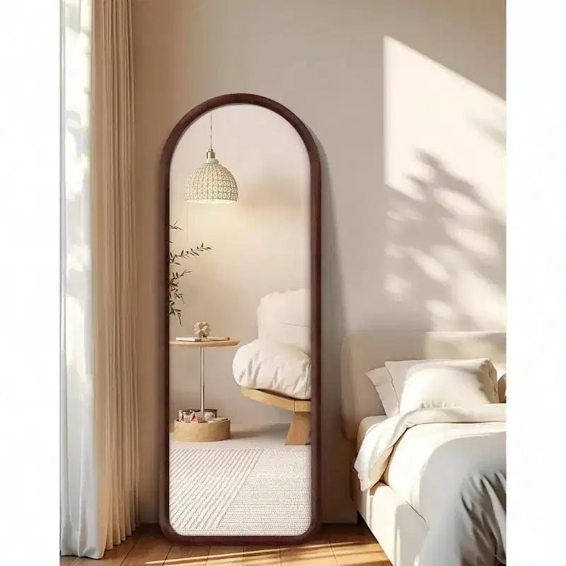 Miroir arqué pleine longueur avec cadre en peluche marron foncé. Autonome, idéal pour être posé ou accroché comme décoration douce