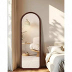 Miroir arqué pleine longueur avec cadre en peluche marron foncé. Autonome, idéal pour être posé ou accroché comme décoration douce