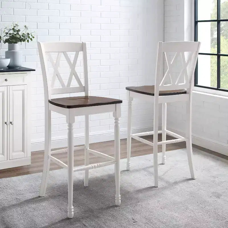 Lot de 2 tabourets de bar Shelby Blanc vieilli - Crosley : Assise en bois moulé, pieds en hévéa, sans accoudoirs