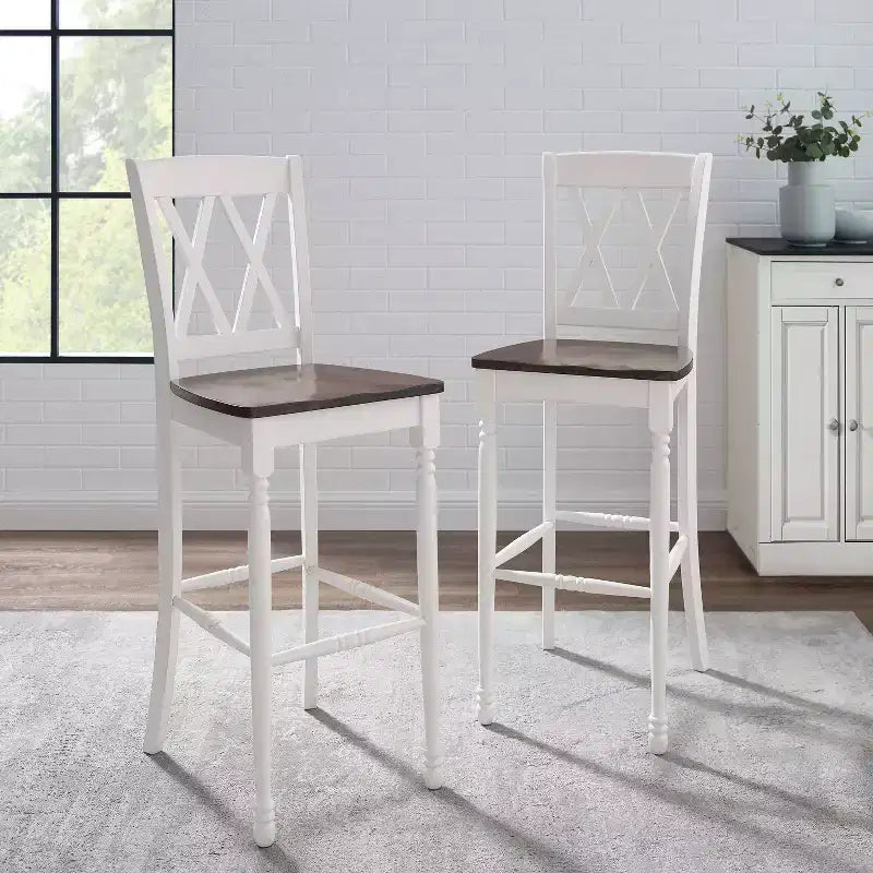Lot de 2 tabourets de bar Shelby Blanc vieilli - Crosley : Assise en bois moulé, pieds en hévéa, sans accoudoirs