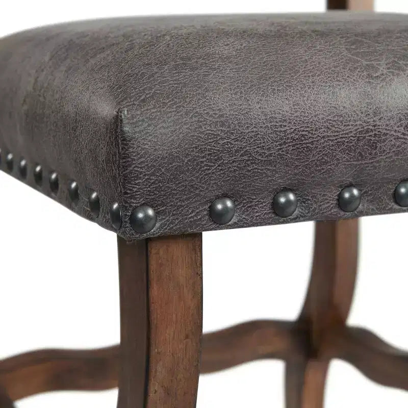 Lot de 2 chaises d'appoint hautes à dossier touffeté Hayward Noyer – Picket House Furnishings : Faux cuir vieilli, Clous décoratifs