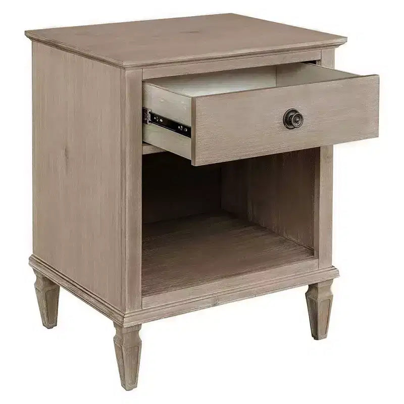 Victoria Table de chevet Chêne clair : Inspirée de la campagne française, poignée en bronze, espace de rangement ouvert