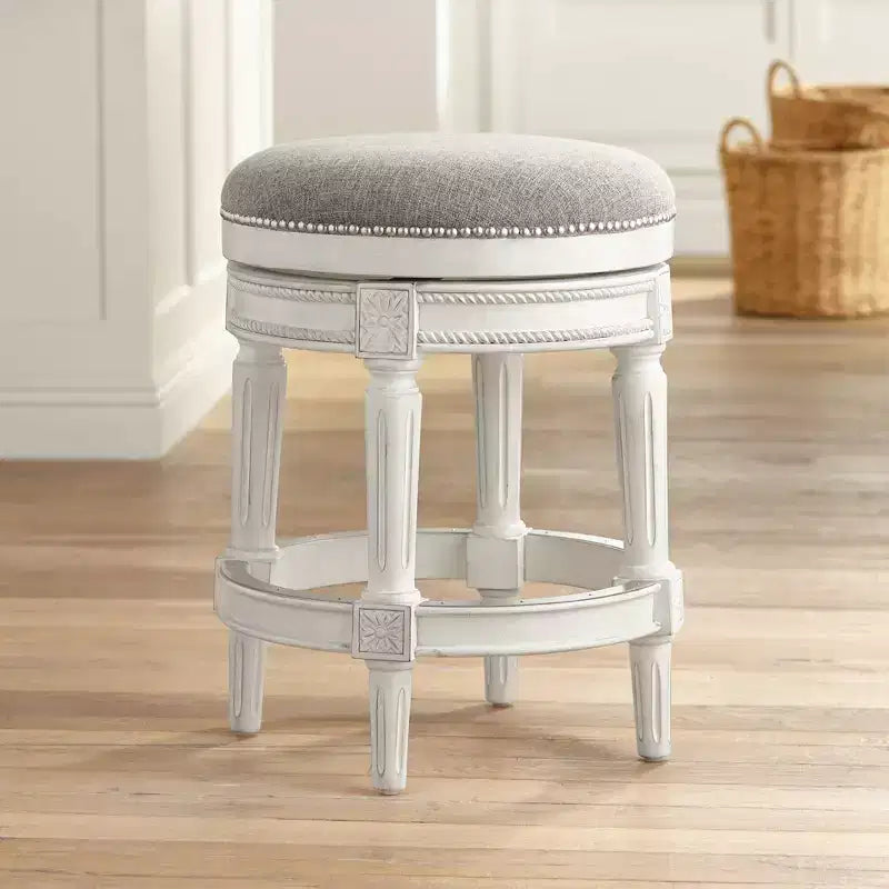 55 Downing Street Tabouret de bar pivotant Oliver Wood Blanc vieilli 24 1/2 po de haut Coussin rond étain traditionnel avec repose-pieds pour îlot de cuisine