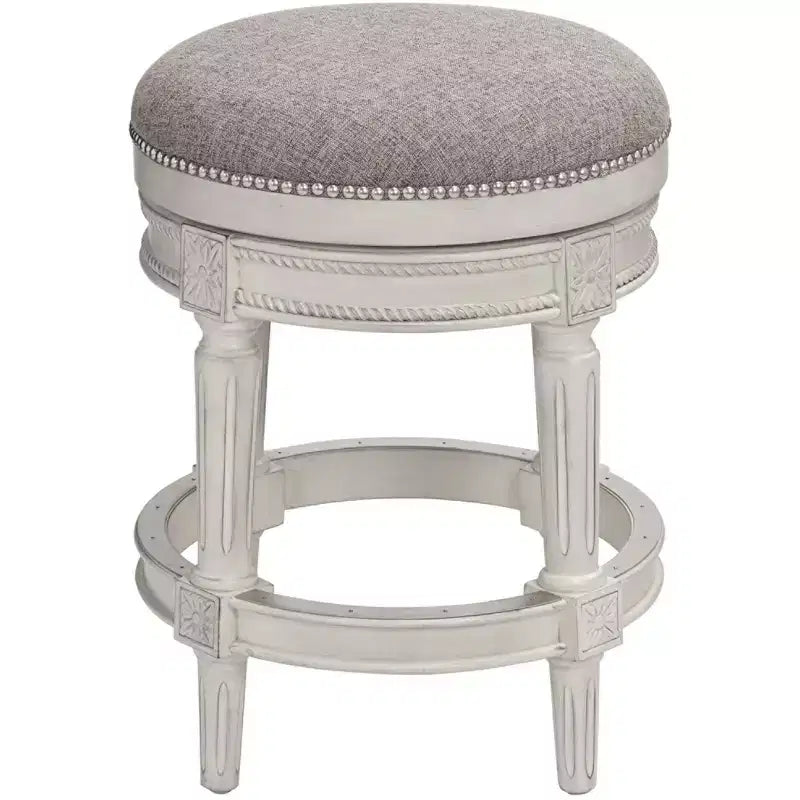 55 Downing Street Tabouret de bar pivotant Oliver Wood Blanc vieilli 24 1/2 po de haut Coussin rond étain traditionnel avec repose-pieds pour îlot de cuisine