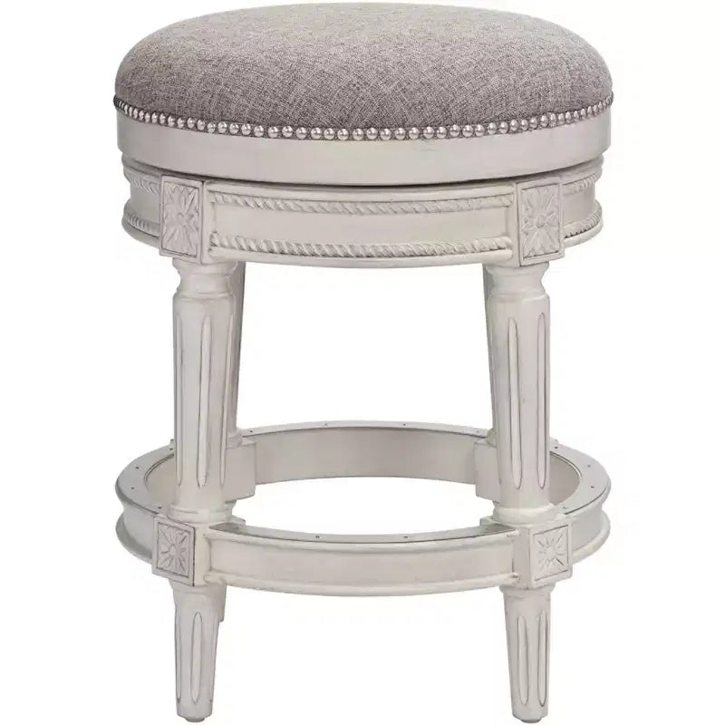 55 Downing Street Tabouret de bar pivotant Oliver Wood Blanc vieilli 24 1/2 po de haut Coussin rond étain traditionnel avec repose-pieds pour îlot de cuisine