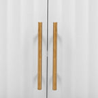 Armoire de rangement à trois portes avec poignées métalliques, idéale pour les couloirs, entrées, salons et chambres à coucher