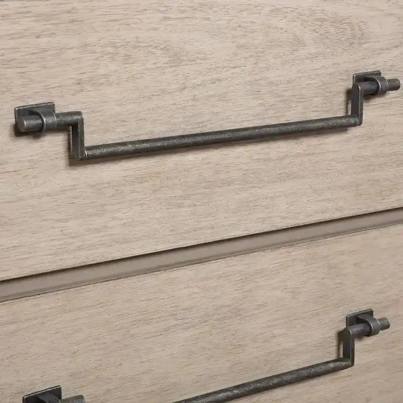 Lit à lattes en bois avec commode, miroir et deux tables de chevet, finition chêne vieilli