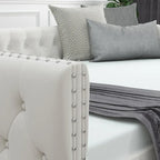 Lit de repos avec lit gigogne, en velours capitonné, avec boutons et clous cuivrés sur accoudoirs carrés, lit de repos double et lit gigogne simple